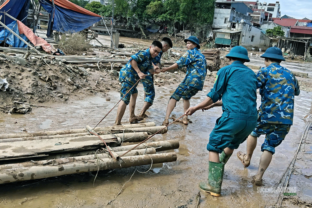 Cán Bộ Quân Đội Giúp Dân Khắc Phục Thiên Tai Tại Lạng Sơn