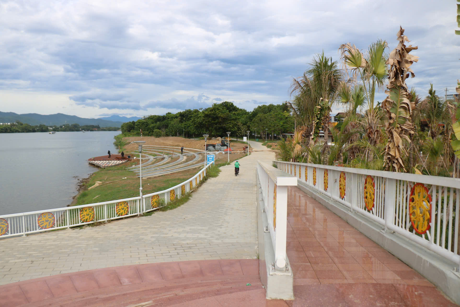 Hình ảnh thi công công viên bên bờ sông Hương - Ảnh 4.