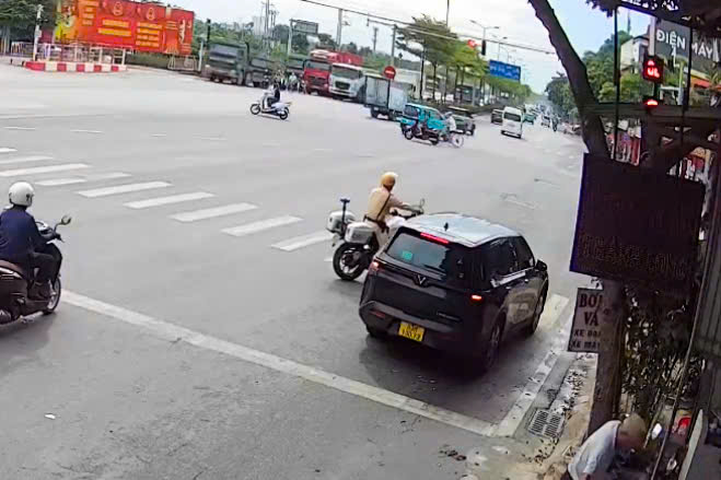 Hà Nội: CSGT Khẩn Trương Hỗ Trợ Cấp Cứu Trẻ Em Bệnh Nặng