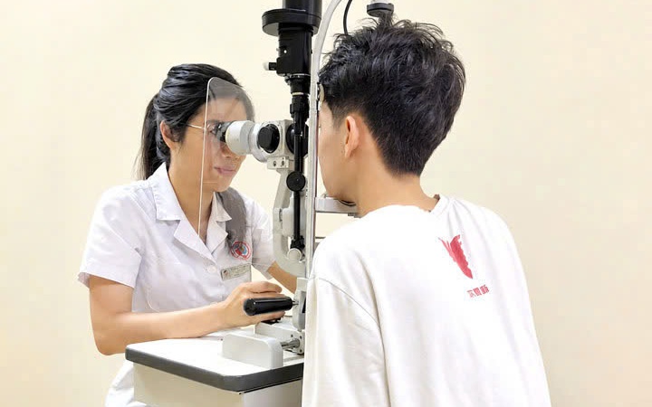 Chấn thương mắt do bị bóng đá - Ảnh 2.