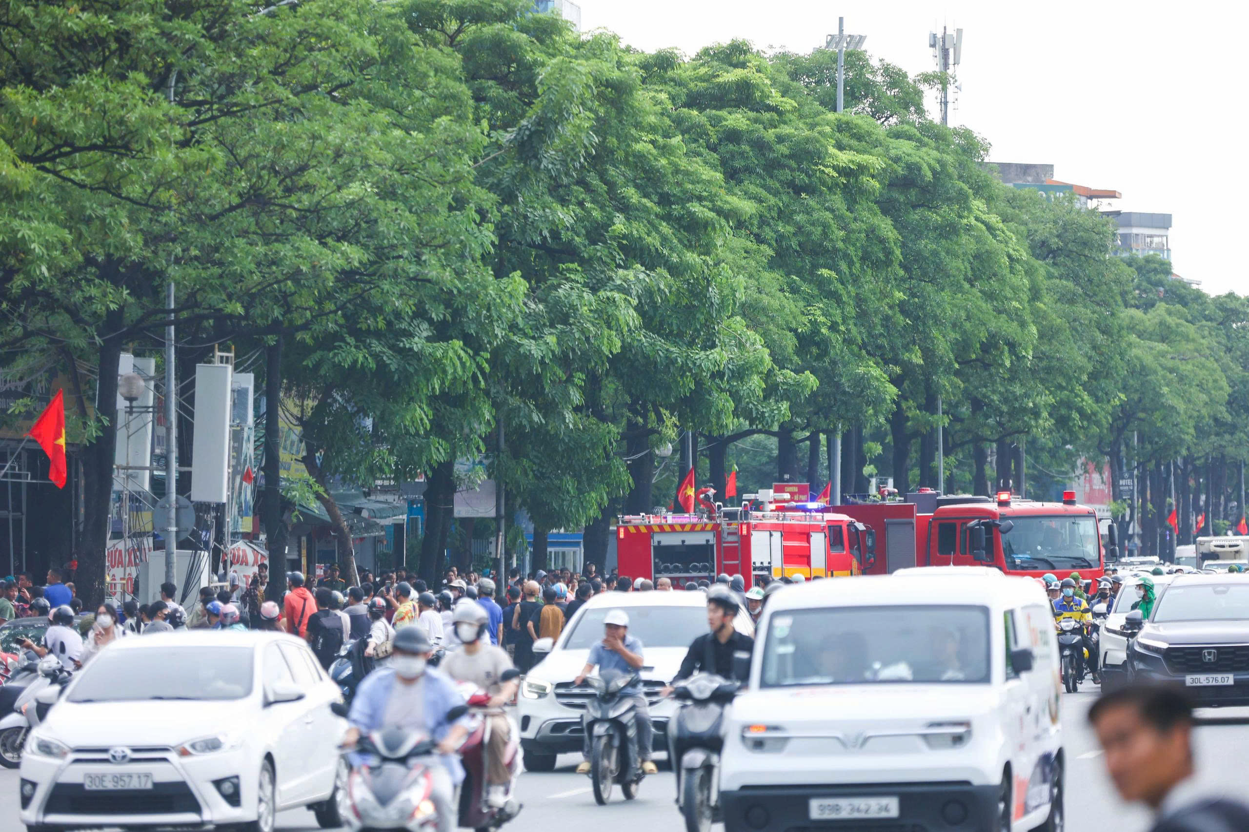 Cháy lớn tại Hà Nội - Ảnh 3.