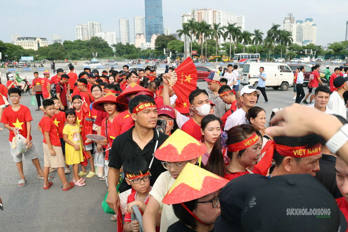 Cờ đỏ sao vàng rực rỡ trước trận lượt về tranh cúp AFF Cup 2026 - Ảnh 10.
