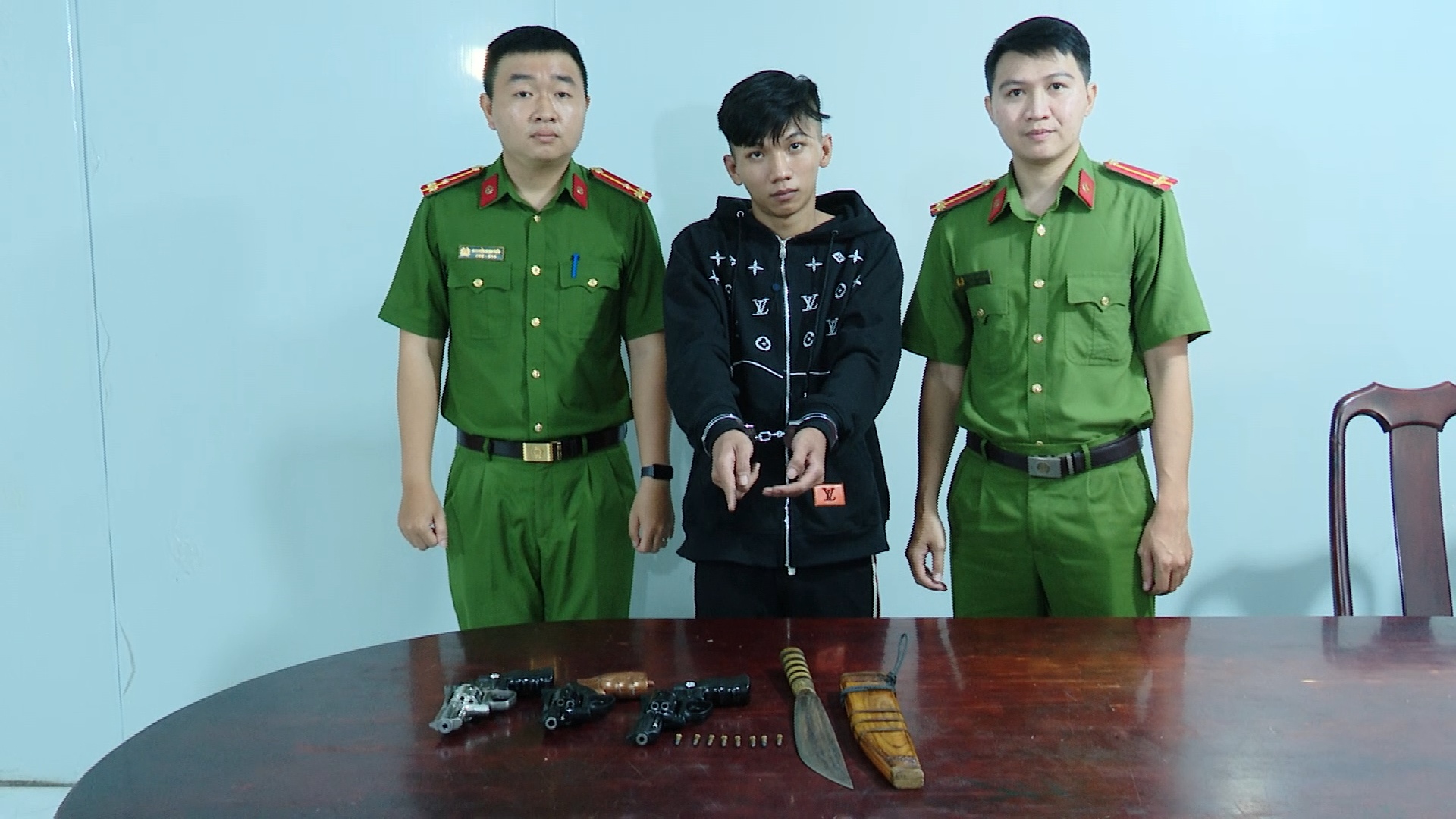 Mâu thuẫn giữa các nhóm thanh thiếu niên