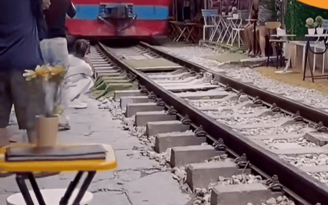 Tai Nạn Tàu Hỏa Ở Văn Miếu: Nguy Cơ Từ Sự Chủ Quan Của Du Khách