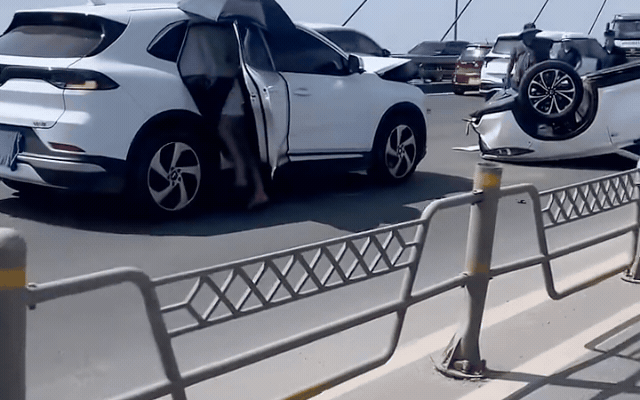 Tai nạn ô tô trên cầu Nhật Tân - Ảnh 2.