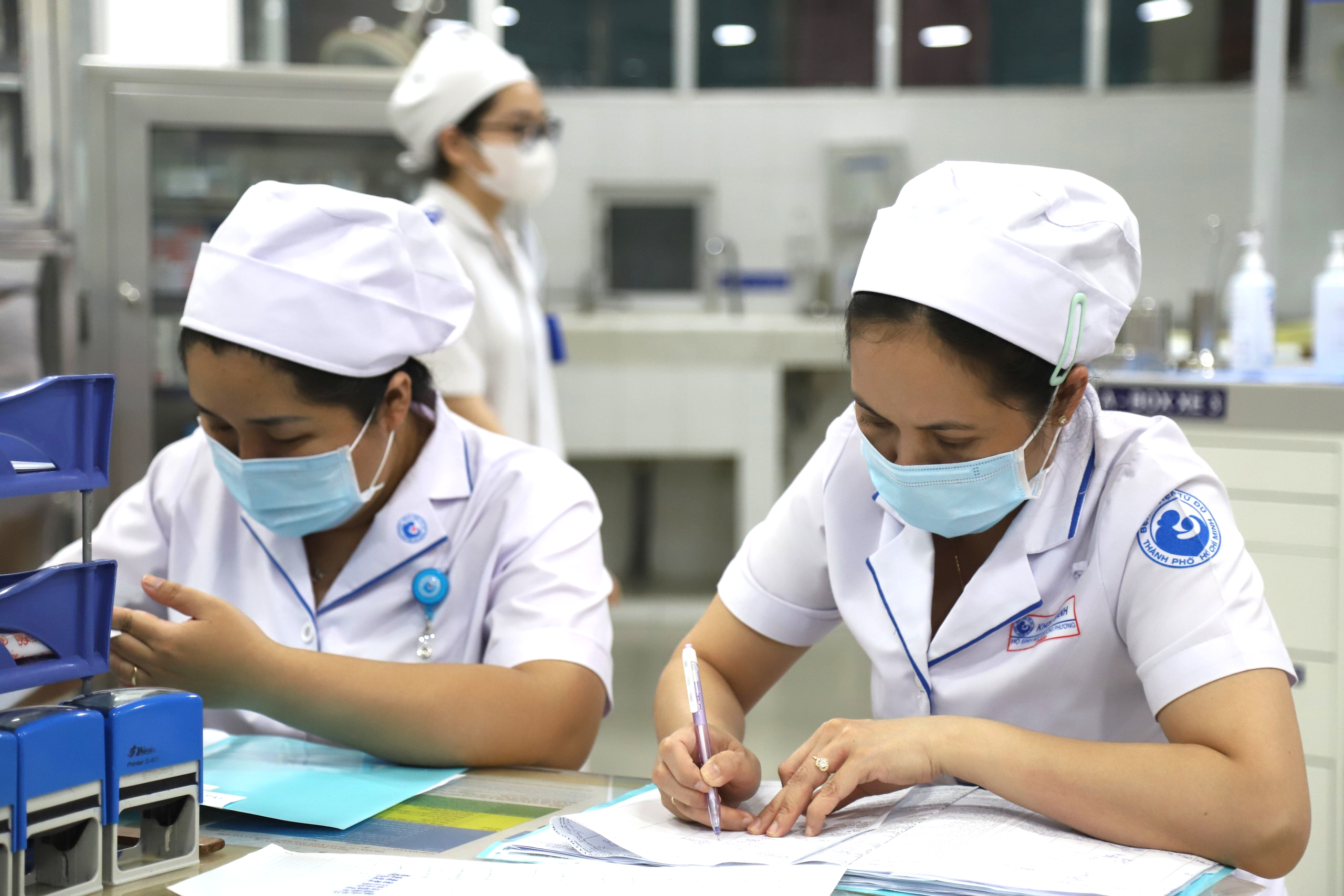 Nhiều bệnh viện tại TPHCM tuyển 'hàng loạt' bác sĩ, điều dưỡng- Ảnh 1.