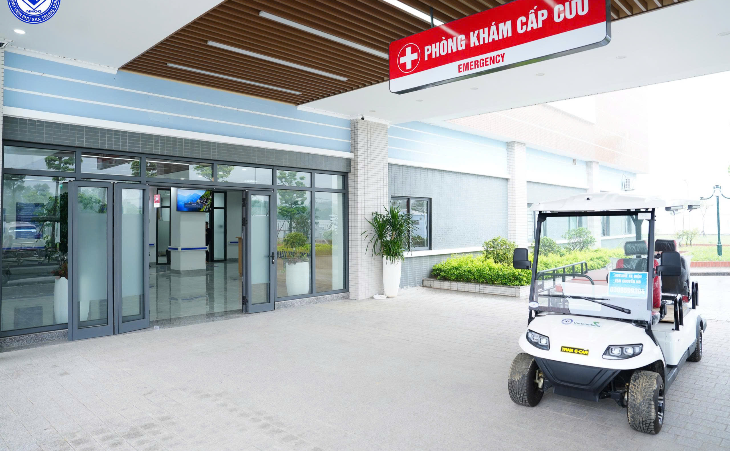Khu vực khám cấp cứu được trang bị xe điện phục vụ người bệnh di chuyển. Ảnh BVCC