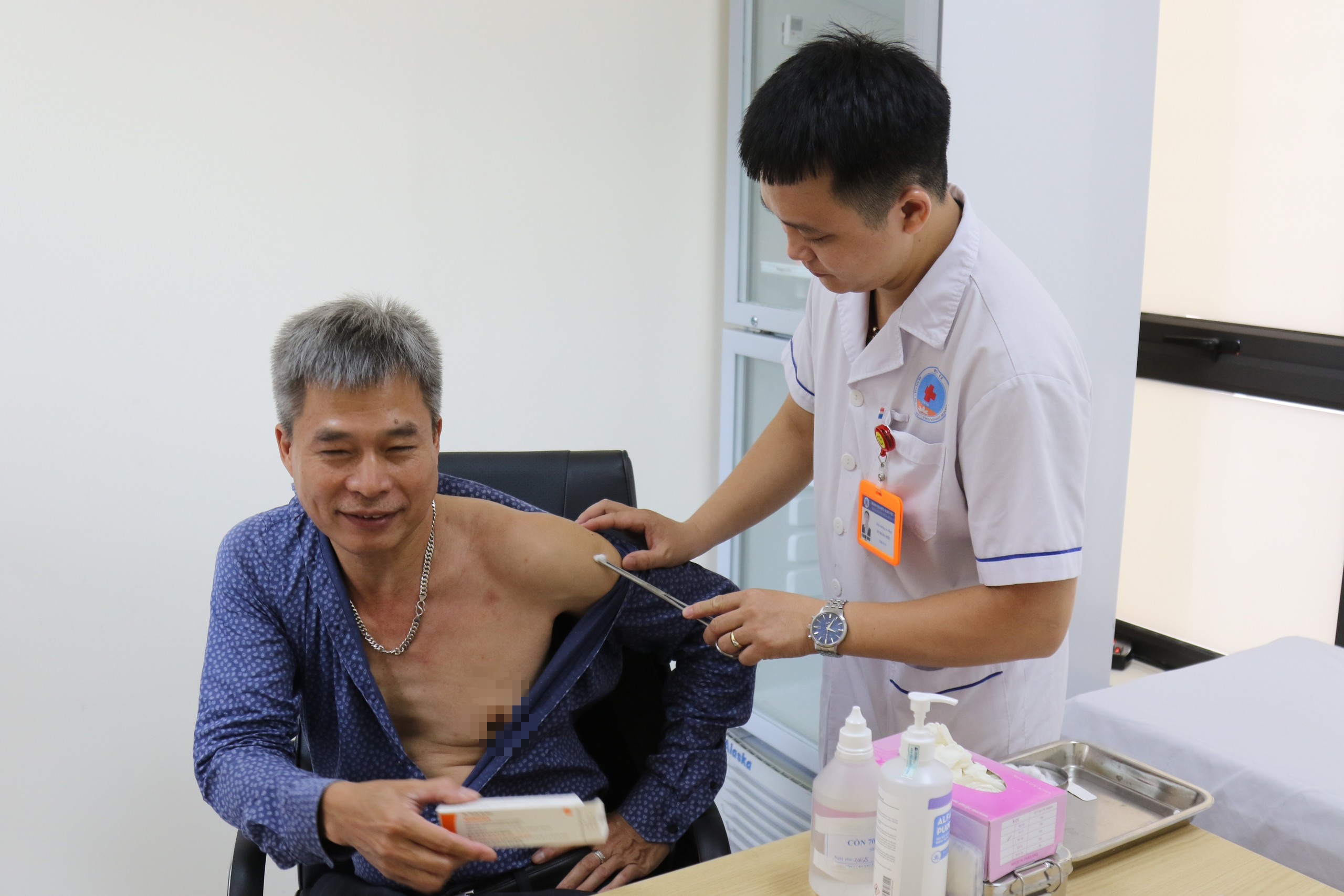 Lý do người sau 60 tuổi nhất định phải tiêm vaccine đầy đủ - Ảnh 1.