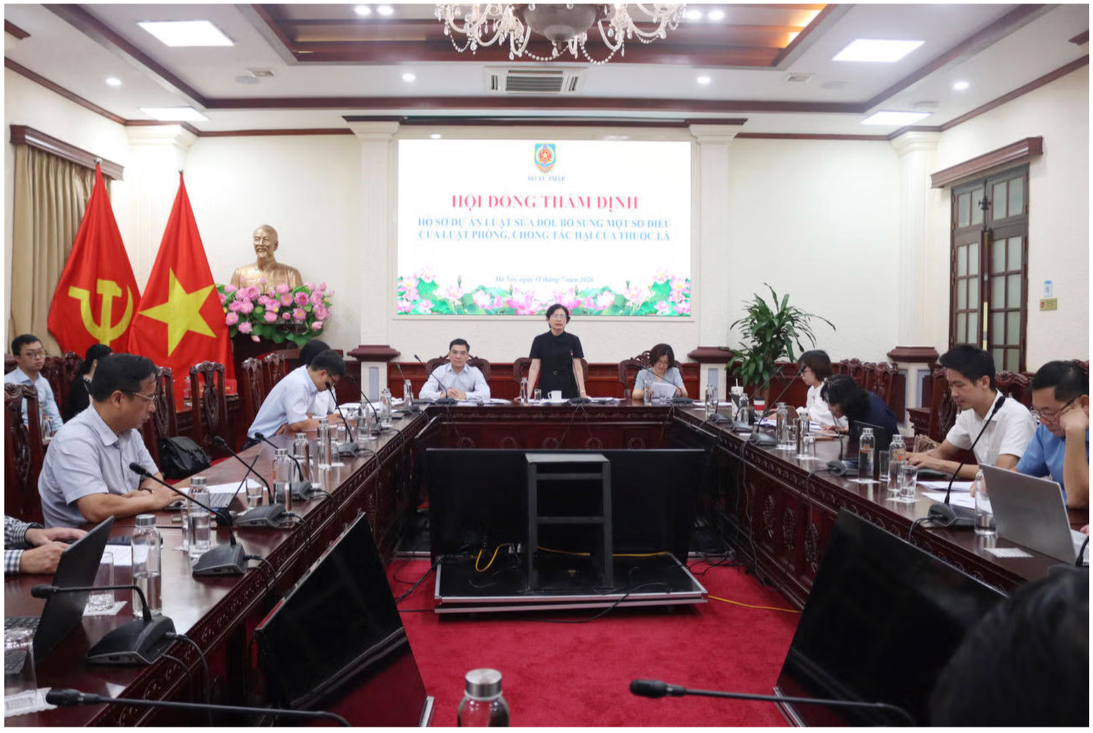 Thẩm định dự án Luật sửa đổi Luật Phòng, chống tác hại của thuốc lá: Đề xuất cấm thuốc lá điện tử, nung nóng và siết quản lý bán thuốc lá - Ảnh 2.