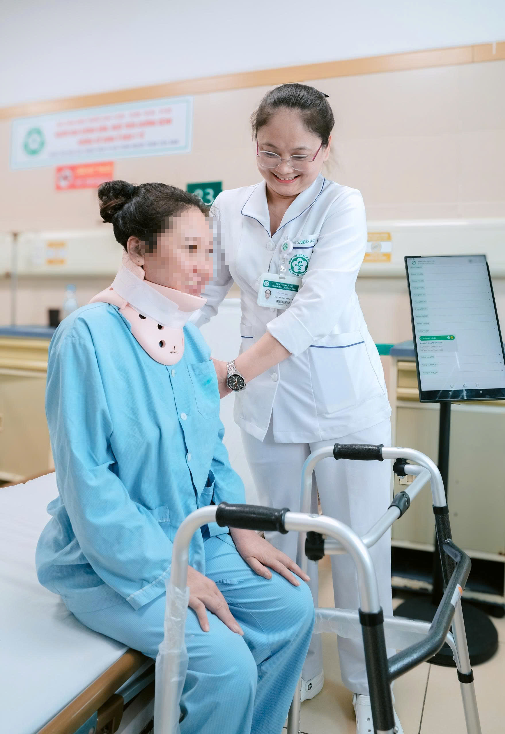 Người mẹ Lào hồi phục sau vi phẫu tại Bệnh viện Bạch Mai - Ảnh 1.