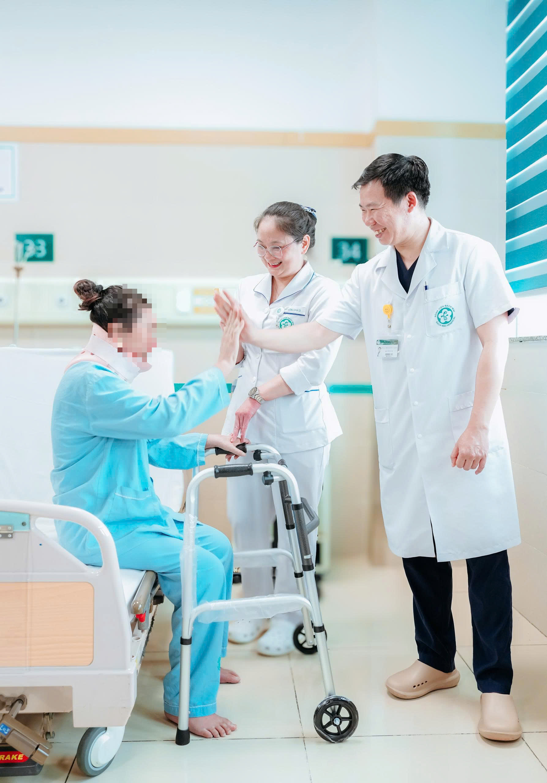 Hành Trình Kỳ Diệu: Mẹ Lào Phục Hồi Sau 8 Tháng Liệt Giường Nhờ Vi Phẫu