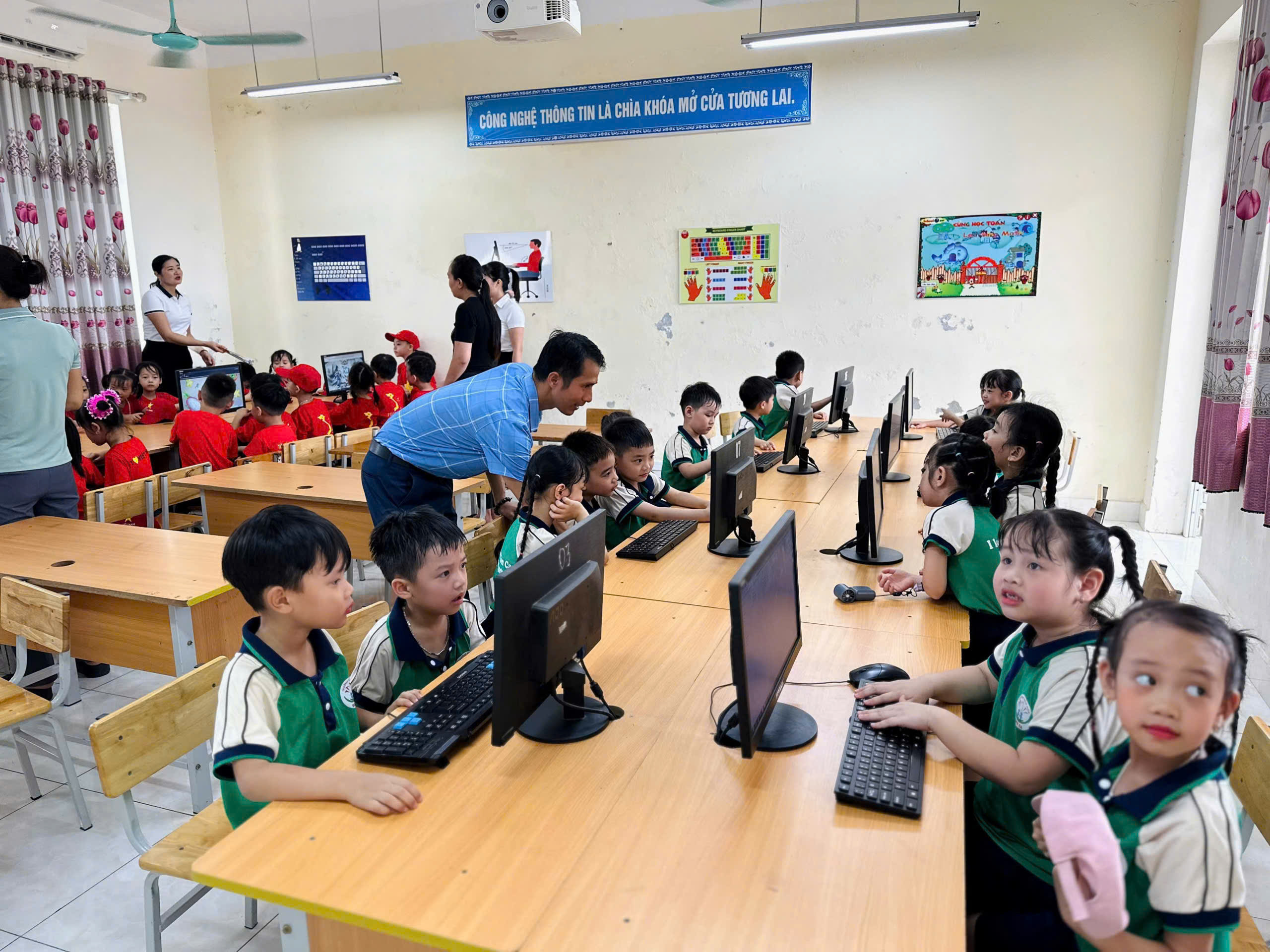 Giáo viên Hà Nội đón tin vui khi Sở Nội vụ đề xuất thăng hạng trước ngày khai giảng- Ảnh 2.