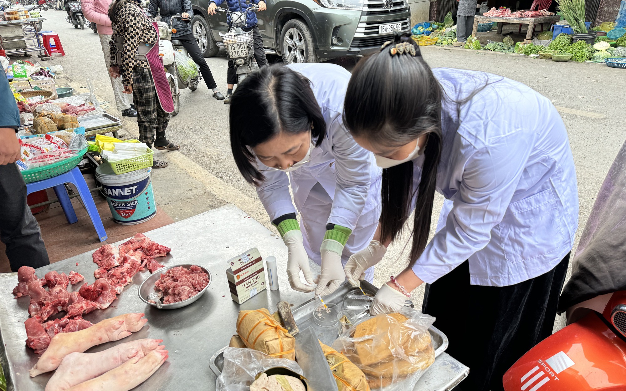 Bộ Y tế vào cuộc vụ nhiều người nghi ngộ độc thực phẩm sau ăn bánh mì ở Gia Lai- Ảnh 2.