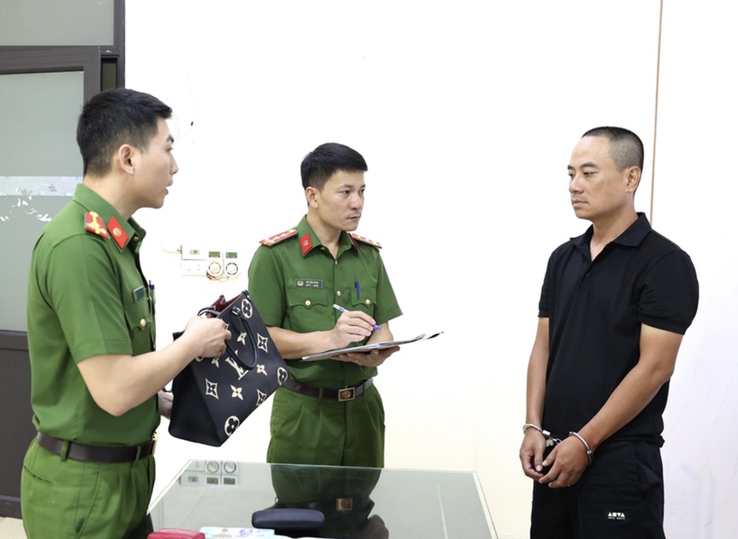 Tình Huống Kỳ Lạ: Trộm Cắp Hơn 700 Triệu Đồng Từ Ô Tô Tại Ninh Bình