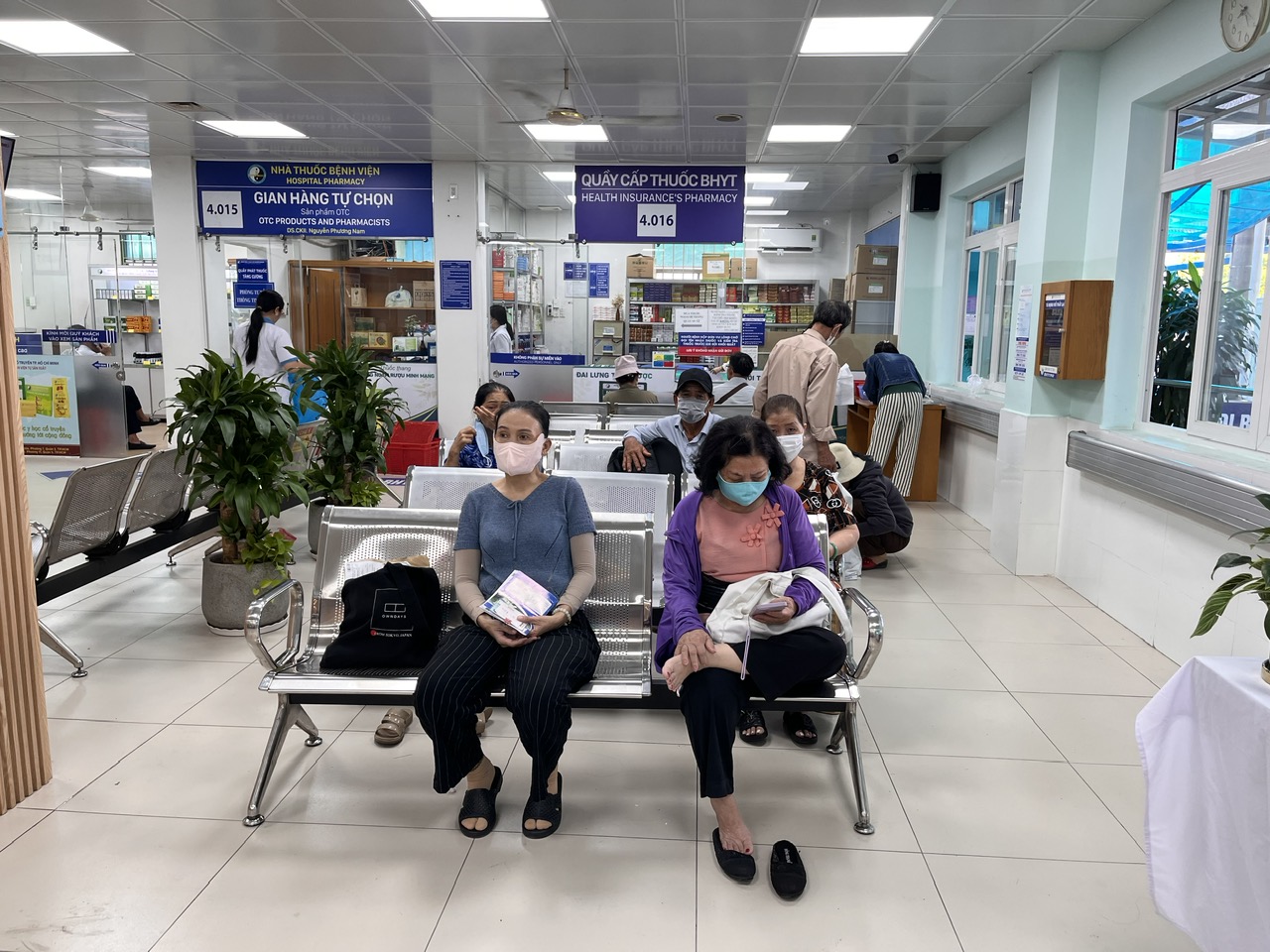 BHXH Việt Nam hướng dẫn cách thay đổi nơi đăng ký khám chữa bệnh BHYT ban đầu - Ảnh 1.