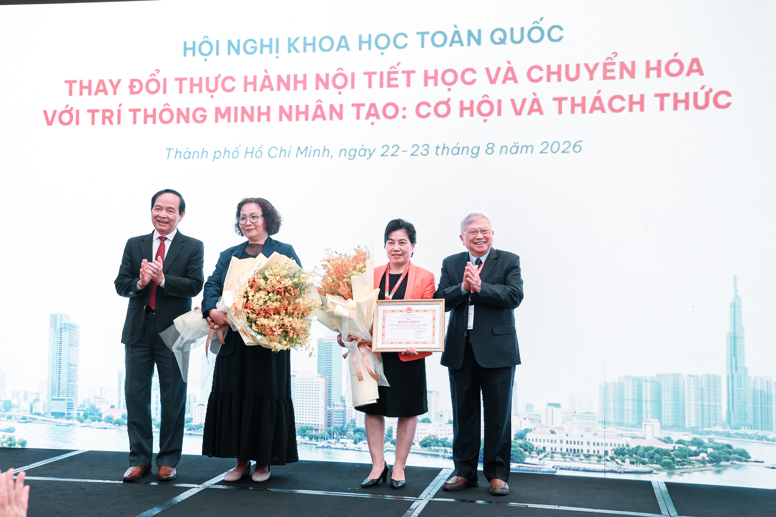 hinh-chi-dao-nhan-bang-khen-1787458627058411351820 Trí tuệ nhân tạo đang thay đổi ngành nội tiết, bác sĩ cần chủ động thích ứng- Ảnh 3.