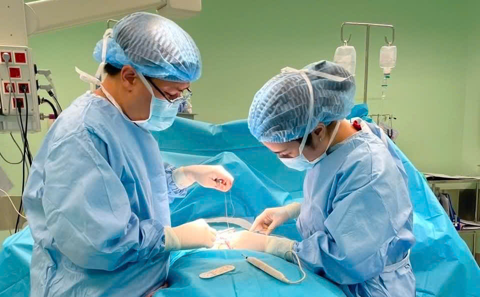 Mổ trong suốt 9 giờ, cứu khớp háng cho bé trai bị bệnh lý chất trắng- Ảnh 1.