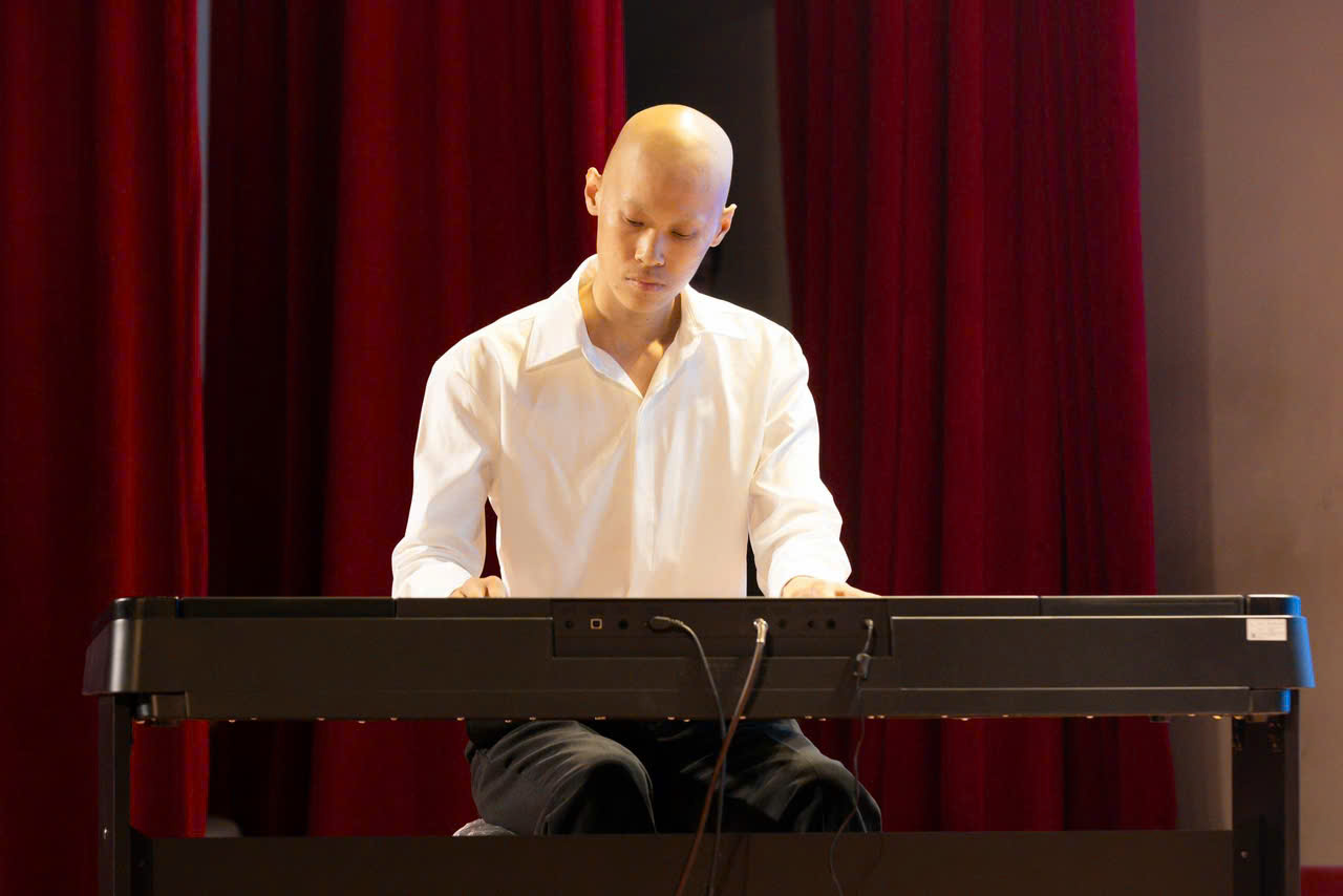 Chàng trai 20 tuổi học piano giữa những ngày điều trị ung thư - Ảnh 1.