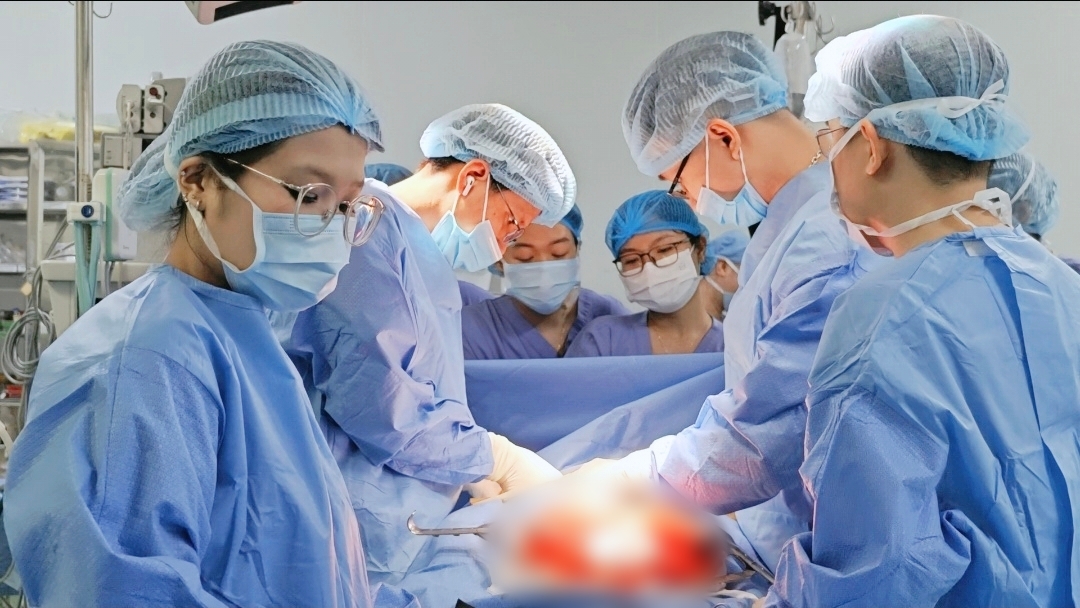 Hành trình ‘giải cứu’ đường tiêu hoá cho người đàn ông uống nhầm thuốc tẩy bồn cầu - Ảnh 1.
