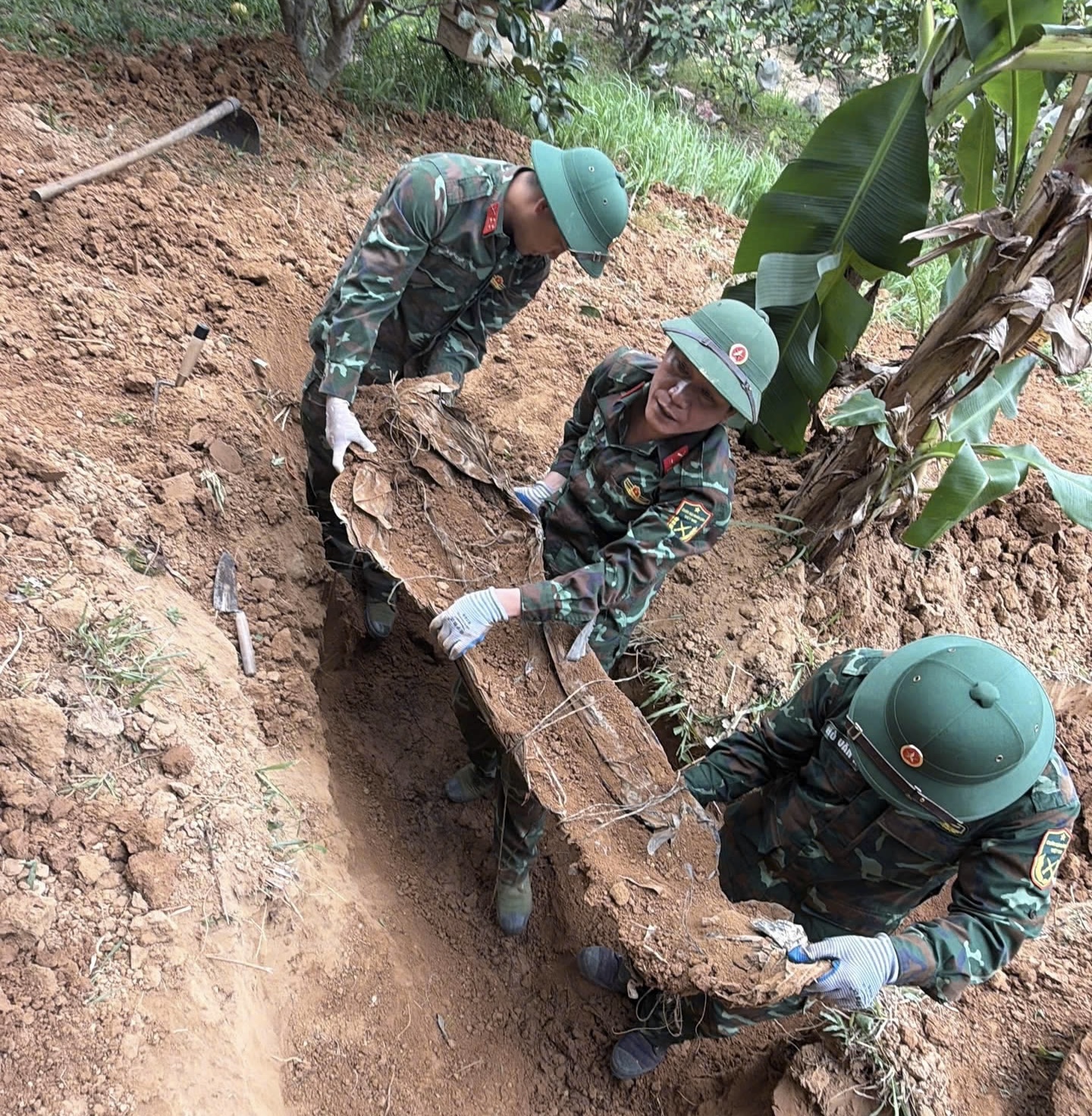 Phát hiện nhiều hài cốt liệt sĩ trong khuôn viên bệnh viện và khu vực lân cận- Ảnh 1.