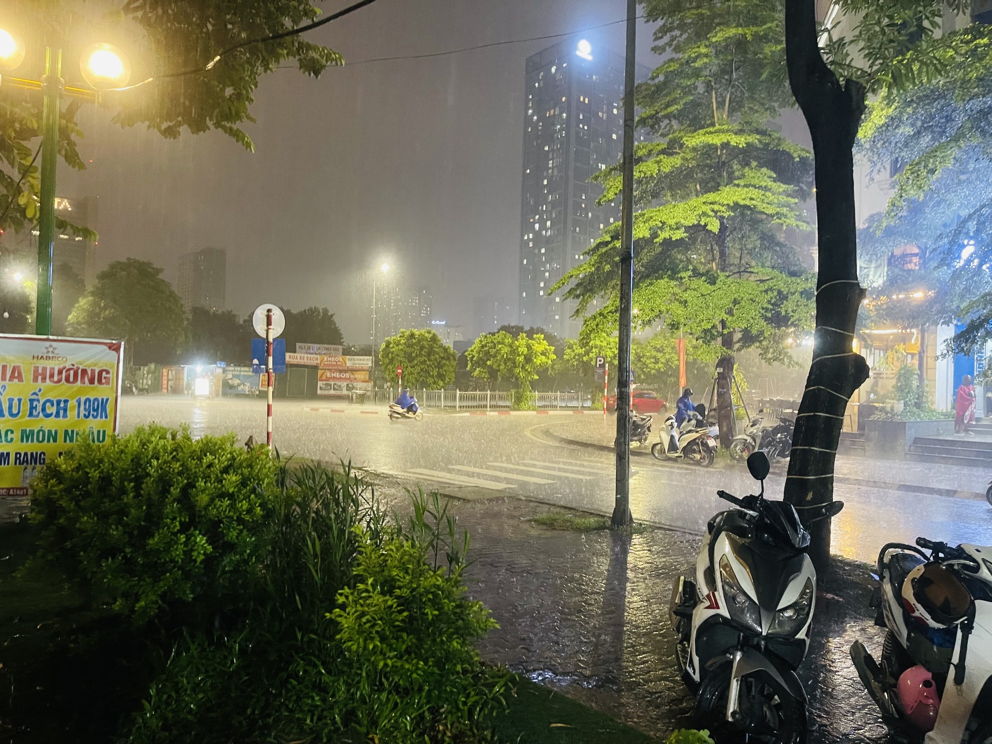 img3331-1787443679166341274780 Mưa rất lớn bao trùm nhiều khu vực, nguy cơ ngập úng nhiều nơi- Ảnh 1.