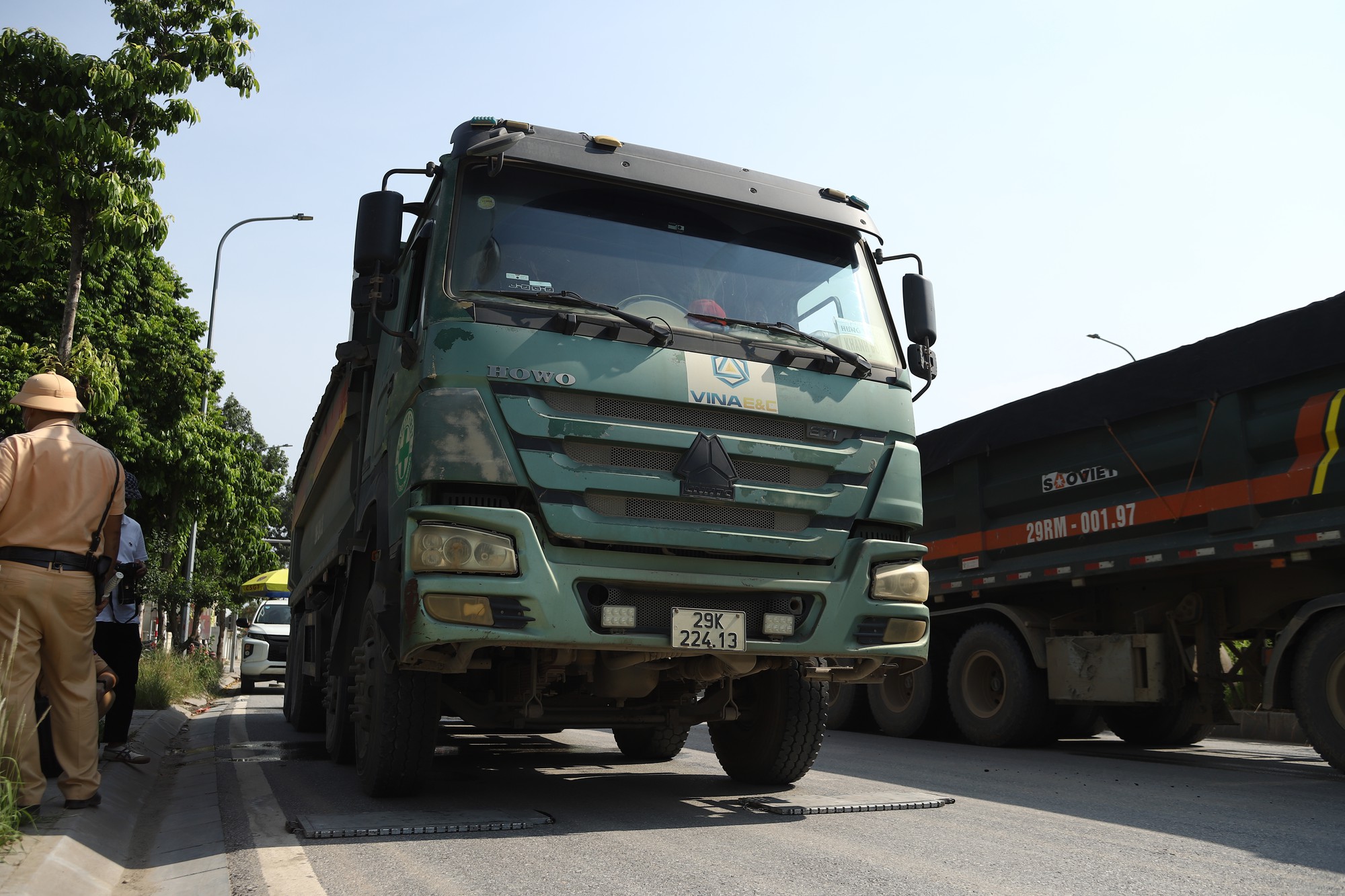 CSGT Hà Nội Tăng Cường Kiểm Soát Xe Tải Rơi Vãi Đất Cát