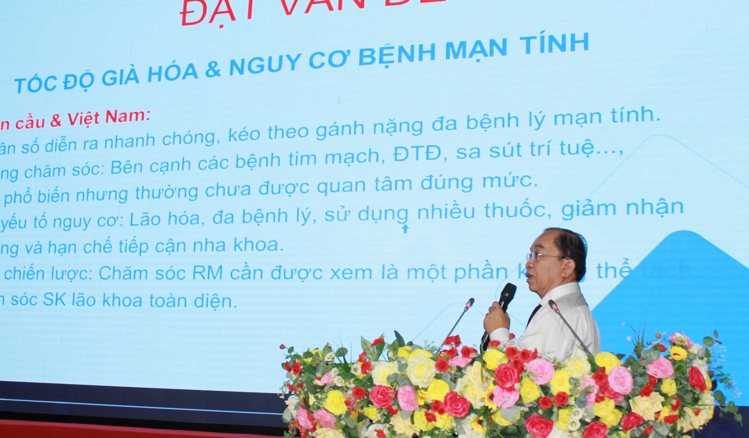 Thứ trưởng Thường trực Bộ Y tế: Chăm sóc người cao tuổi phải lấy dự phòng và cộng đồng làm nền tảng- Ảnh 3.