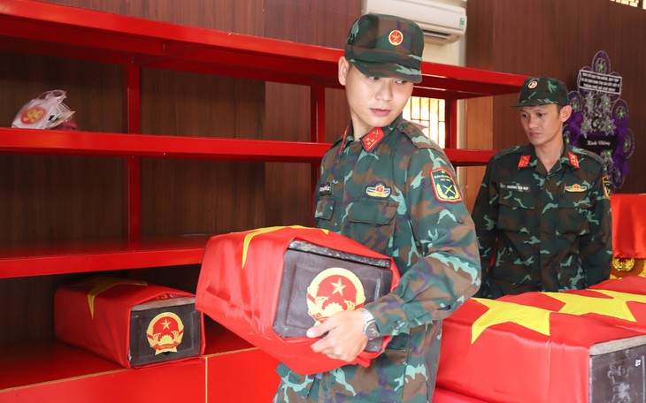 Chuyến bay đặc biệt, nhiệm vụ thiêng liêng đưa mẫu liệt sĩ đi giám định ADN - Ảnh 1.