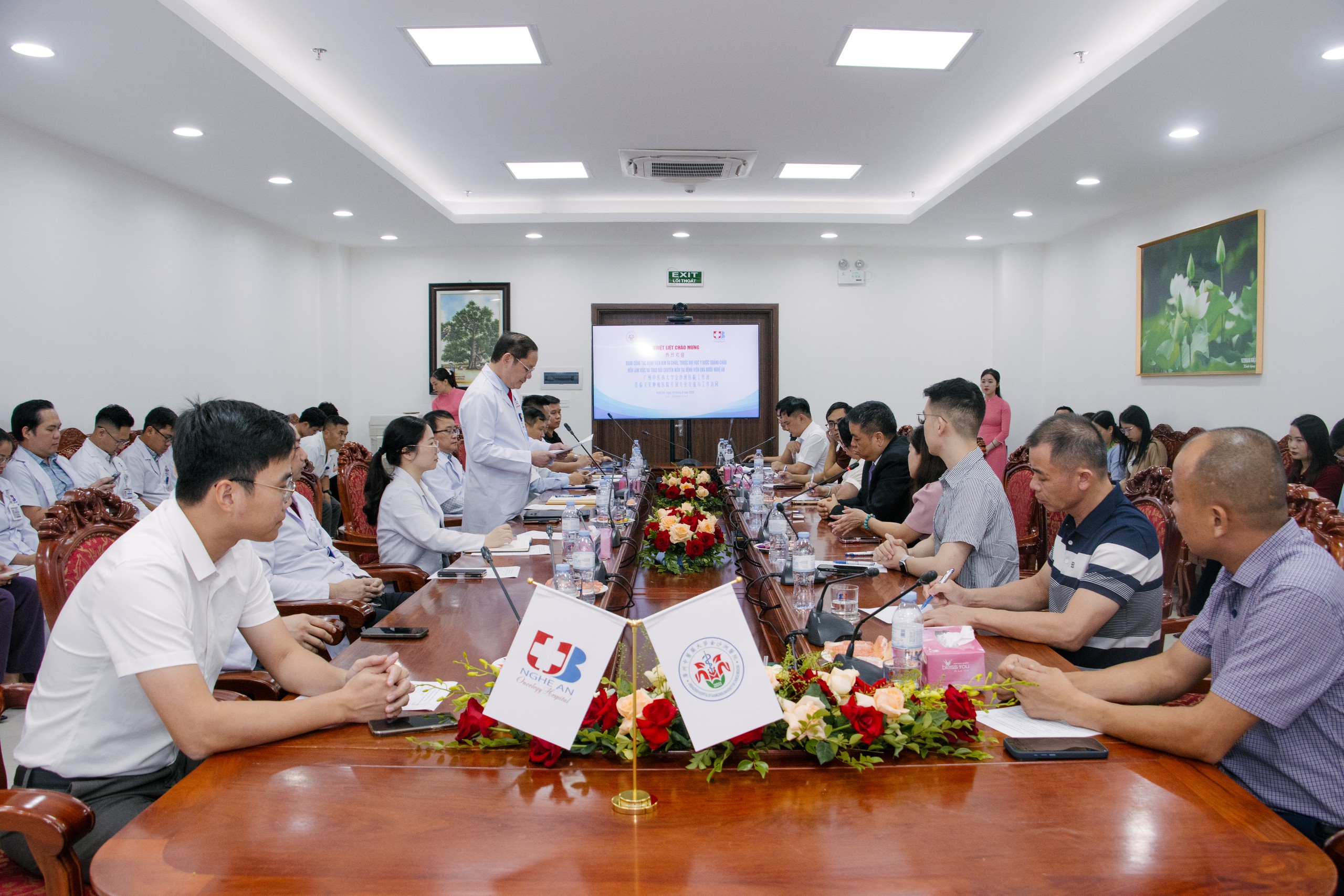 Đại diện Bệnh viện Ung bướu Nghệ An trao đổi với Bệnh viện Kim Sa Châu