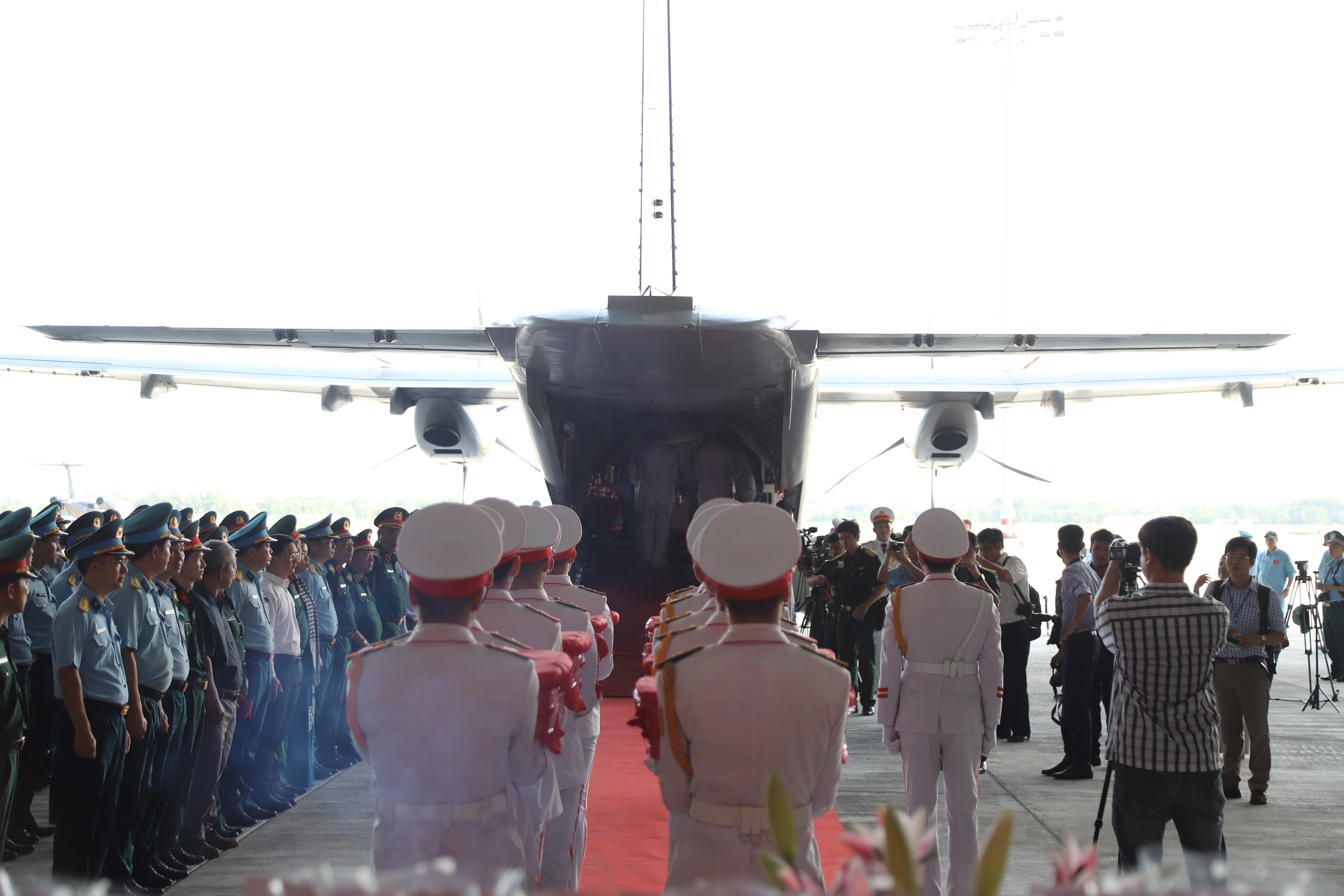img8400-178728207257427596280 Chuyến bay đặc biệt, nhiệm vụ thiêng liêng đưa mẫu liệt sĩ đi giám định ADN - Ảnh 10.