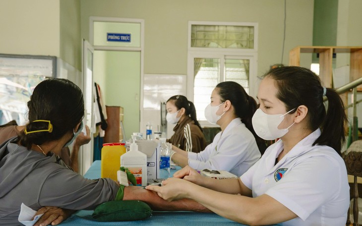 Trạm y tế sử dụng bệnh án điện tử, người dân được lợi - Ảnh 2.