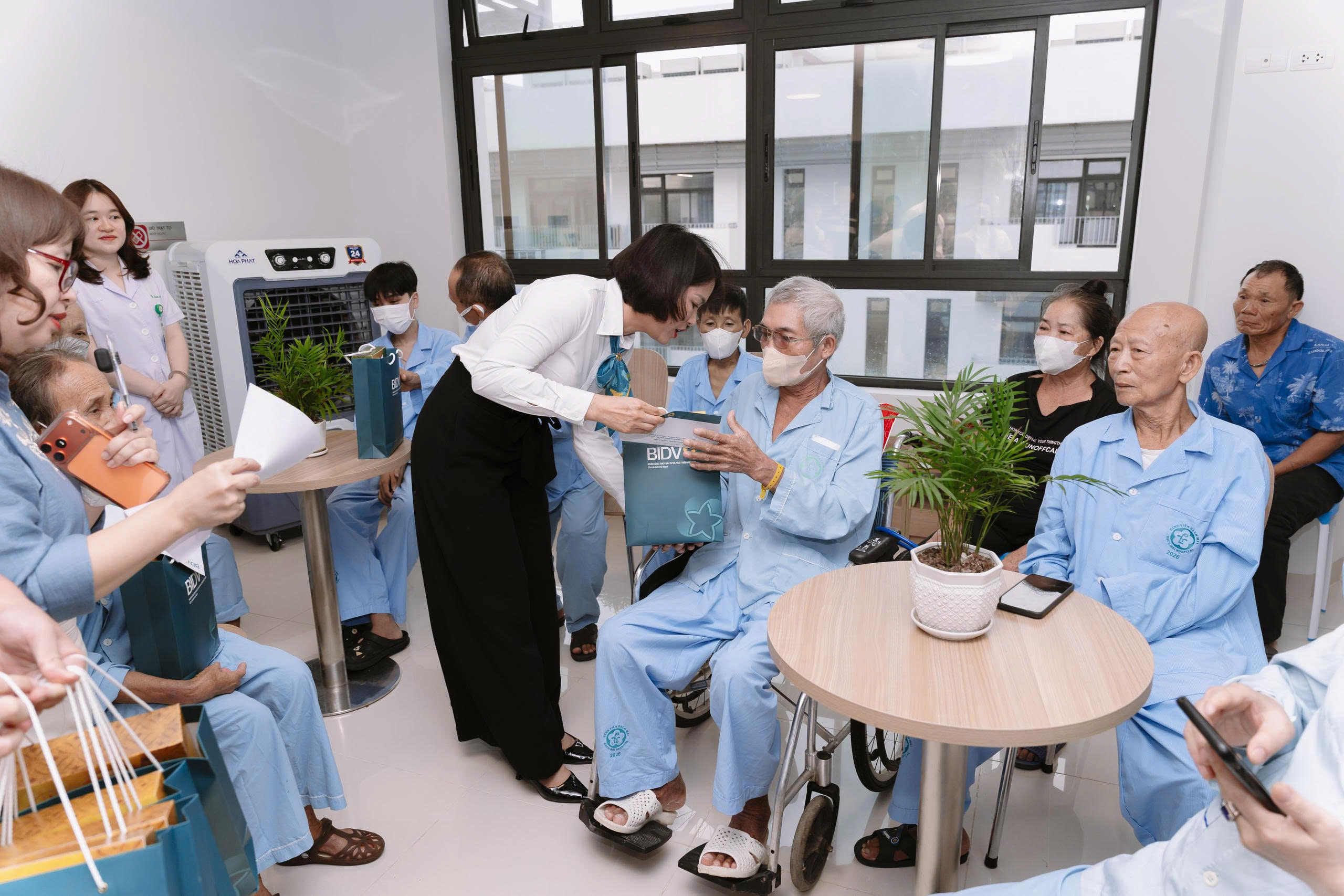 Khúc ca Blouse trắng và hành trình mang âm nhạc đến bệnh viện- Ảnh 2.