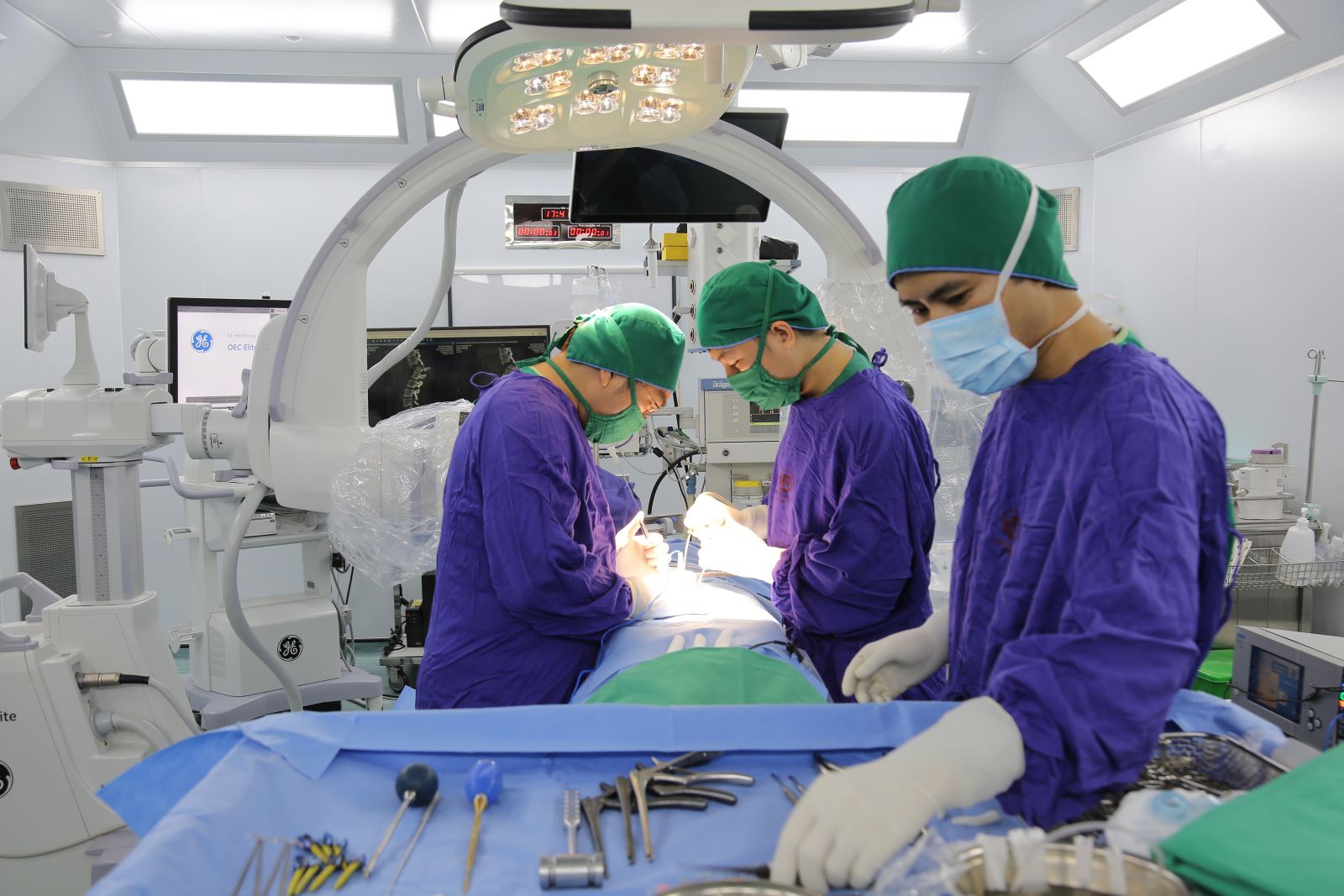 Ca Phẫu Thuật Đáng Kinh Ngạc Giúp Bệnh Nhân Tái Hồi Sau Chấn Thương Cột Sống Nghiêm Trọng