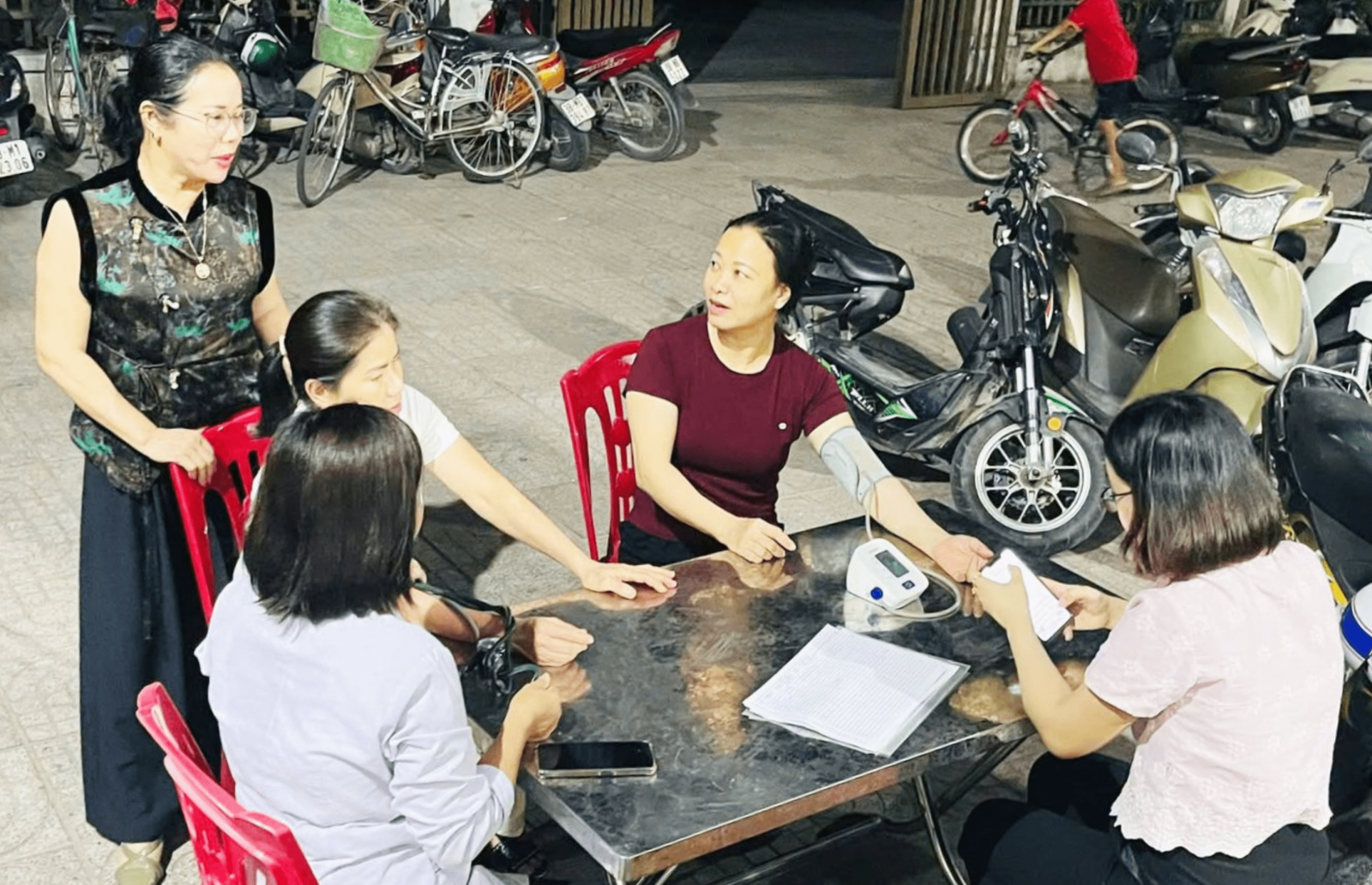Khám sức khỏe cho người dân