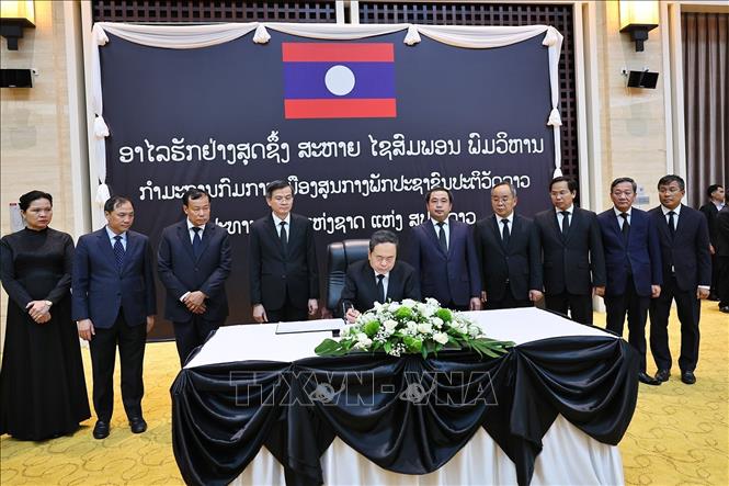 Chủ Tịch Quốc Hội Việt Nam Tưởng Niệm Lãnh Đạo Lào Xaysomphone Phomvihane