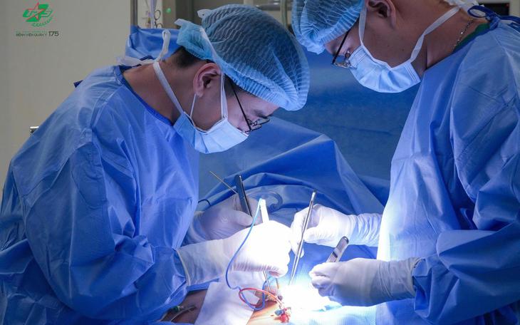 Tái tạo lưỡi bằng vạt da cho bệnh nhân ung thư lưỡi.