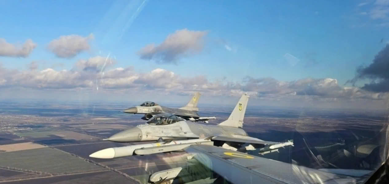 may-bay-chien-dau-f-16-cua-ukraine-1787397501499793791645 Tiêm kích F-16 chưa đủ sức đẩy MiG-29 và Su-27 khỏi bầu trời Ukraine?- Ảnh 1.