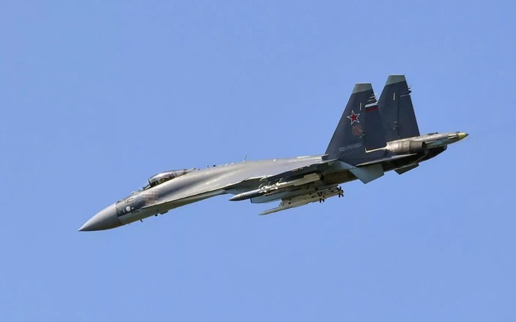 Phi đội 'tiêm kích ngoài hành tinh' Su-35 sẵn sàng xuất kích- Ảnh 2.