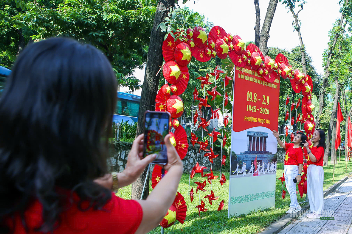 Sắc Màu Quốc Khánh Tràn Ngập Phố Kim Mã Hà Nội