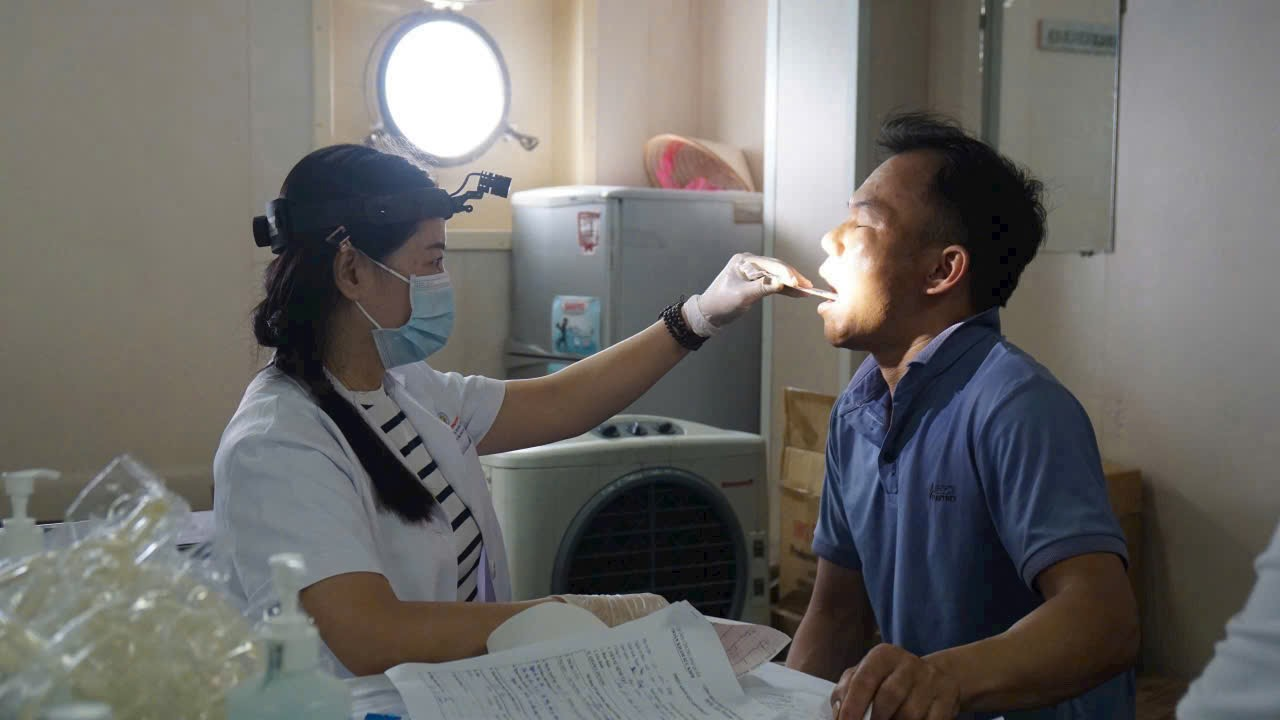 Khám lâm sàng Tai Mũi Họng cho người lao động.