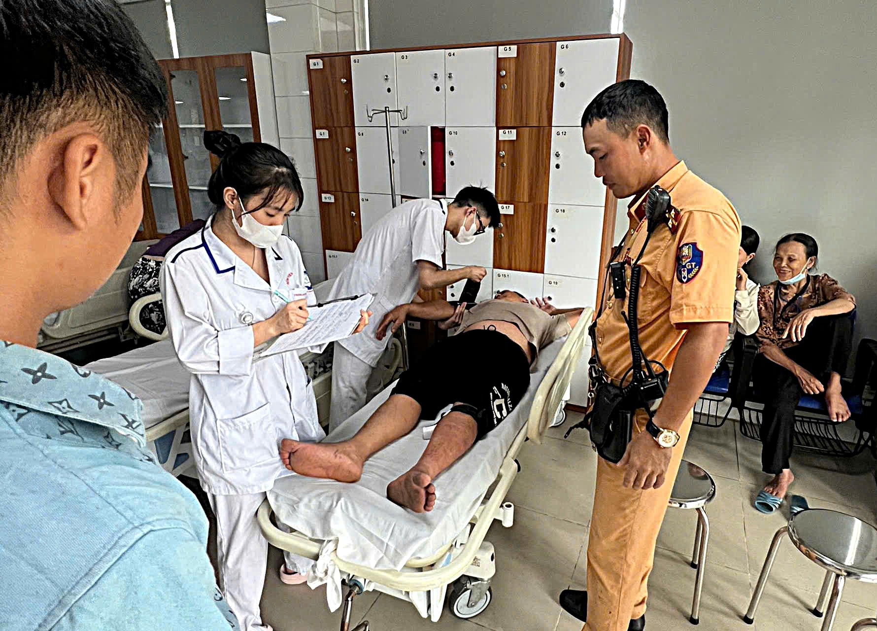 Hà Nội Cứu Người Bị Rắn Hổ Mang Cắn Giữa Mưa Lớn