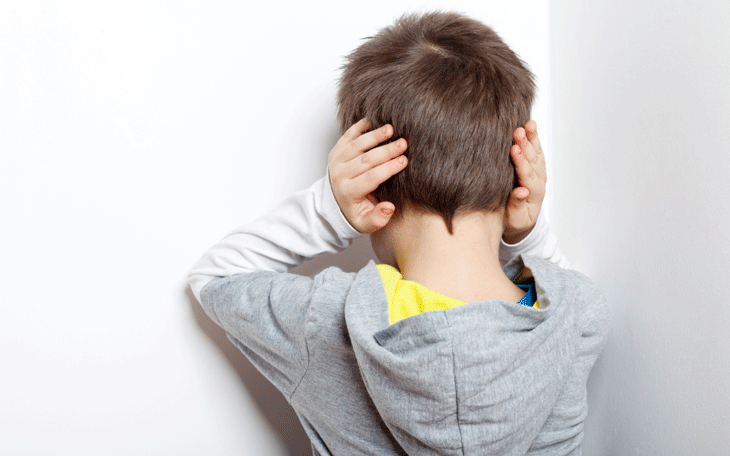 Dấu hiệu rối loạn cảm giác ở trẻ tự kỷ