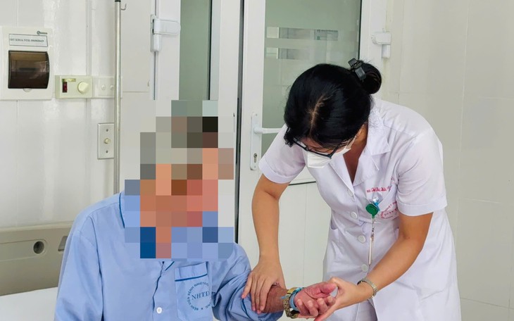 Xương ghẹ chắn ngang thực quản cụ ông 81 tuổi- Ảnh 4.