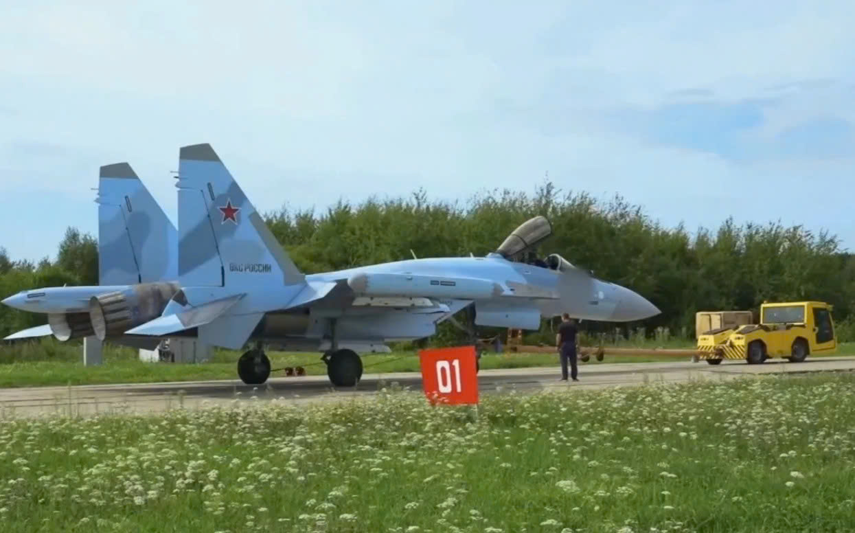 Phi đội 'tiêm kích ngoài hành tinh' Su-35 sẵn sàng xuất kích- Ảnh 1.