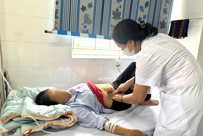 Nguyên nhân bất ngờ khiến người phụ nữ bị đau buốt khuỷu tay nhiều ngày - Ảnh 1.