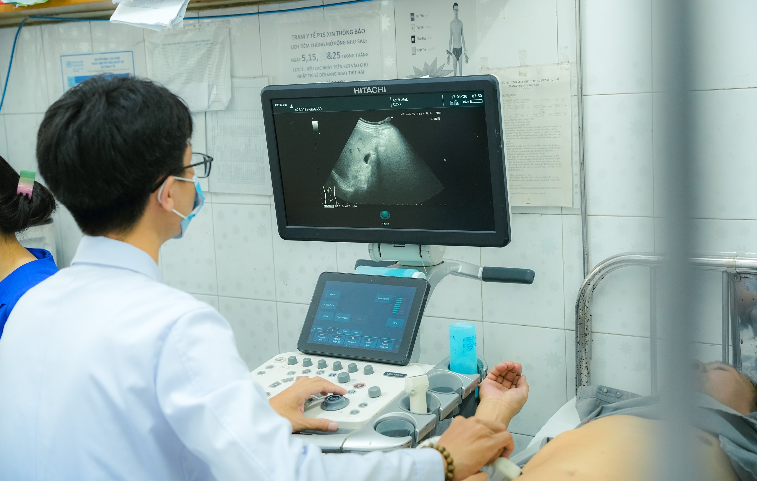 Giám đốc Sở Y tế TPHCM: Không thể chỉ dồn lực cho mỗi bệnh viện tuyến cuối - Ảnh 1.
