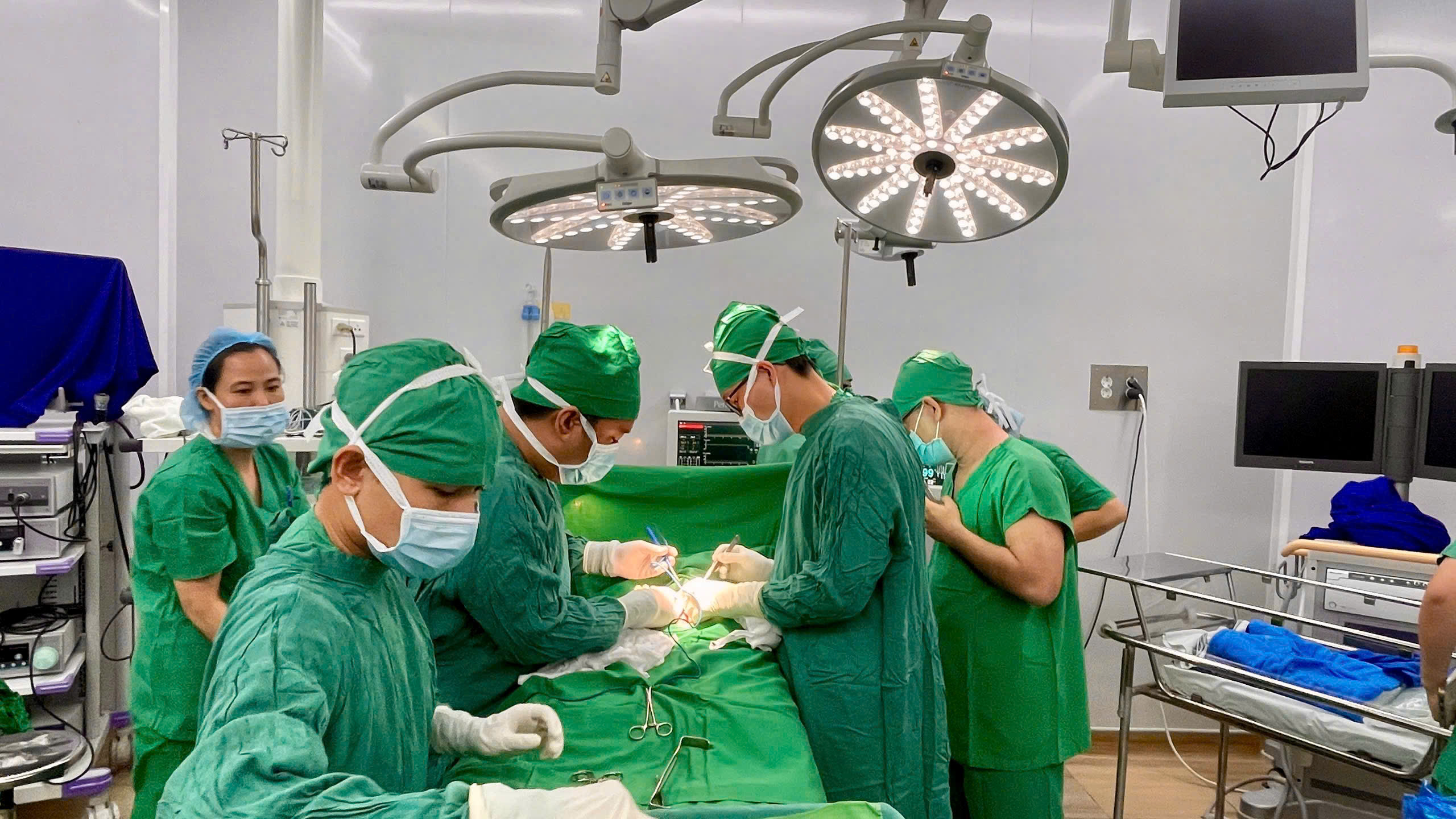 Cứu một trẻ sơ sinh bị dị tật hở thành bụng, ruột lòi ra ngoài- Ảnh 1.