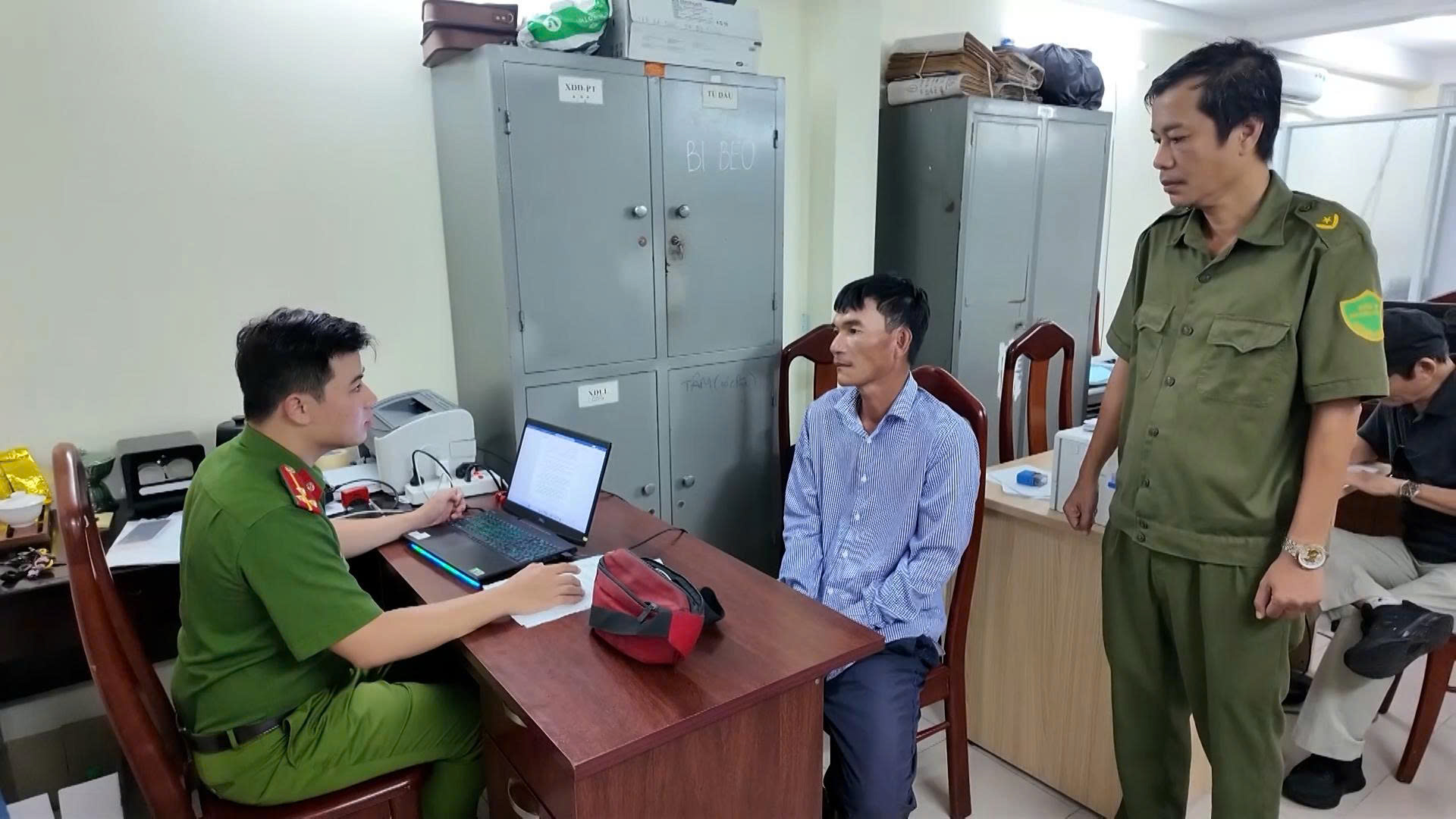 Bắt 15 đối tương chuyên ‘rình’ trộm tài sản người tắm biển Nha Trang - Ảnh 1.