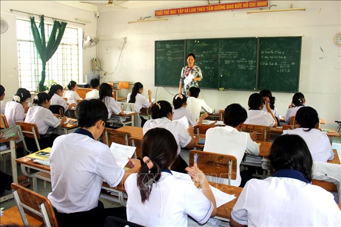 Chính Sách Nghỉ Hưu Trước Tuổi và Thôi Việc Cho Hiệu Trưởng Sau Sáp Nhập