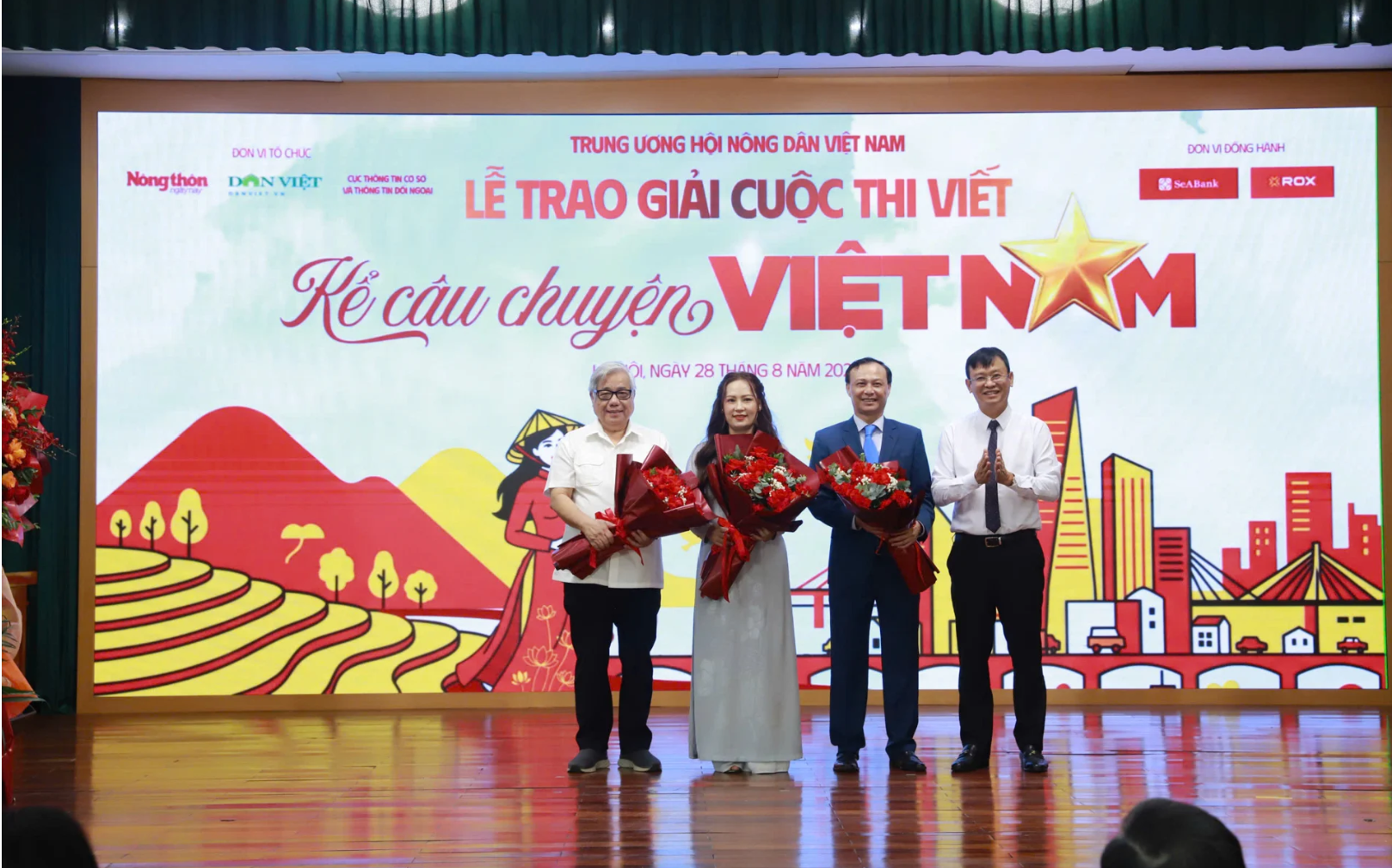 van-hoai-tong-bien-tap-bao-nong-thon-ngay-nay-bao-dien-tu-dan-viet-truong-ban-to-chuc-cuoc-thi-da-tang-hoa-tri-an-cac-thanh-vien-ban-giam-khao-17878930921961626103729 Lễ trao giải 'Kể câu chuyện Việt Nam': Khát Vọng Thể Hiện Tự Hào Dân Tộc - Ảnh 2.